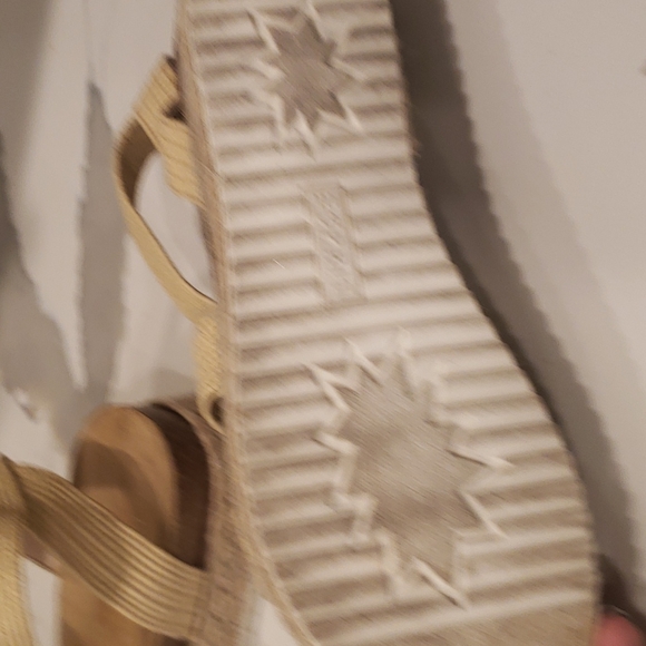 Expiration sandals size 9.5 - Picture 3 of 4